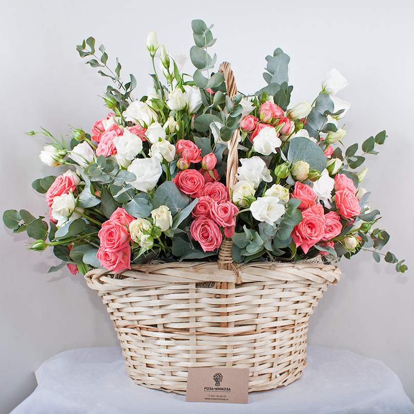 Фото Корзина с кустовой и пионовидной розой