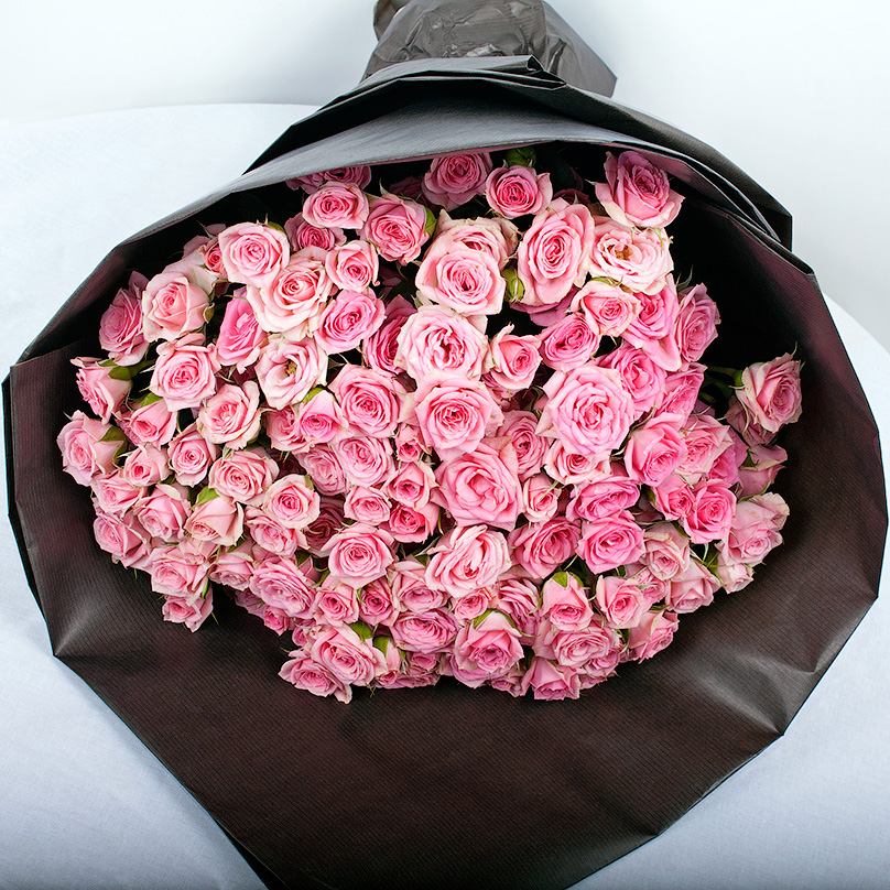 Фото 19 кустовых розовых роз в крафте
