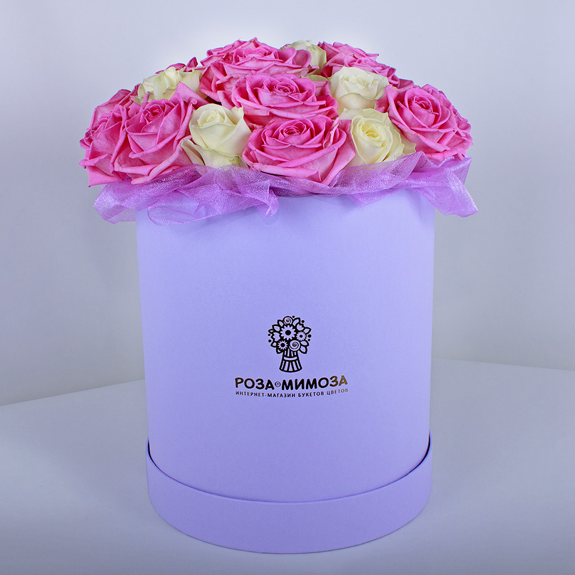 Фото Розовые и белые розы в шляпной коробке