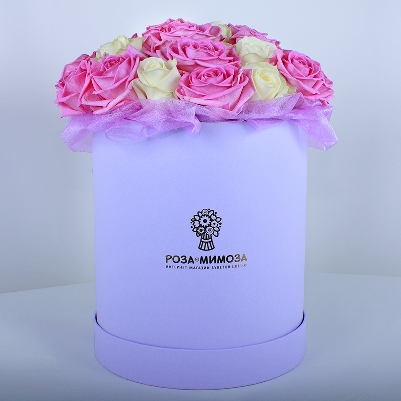 Фото Розовые и белые розы в шляпной коробке