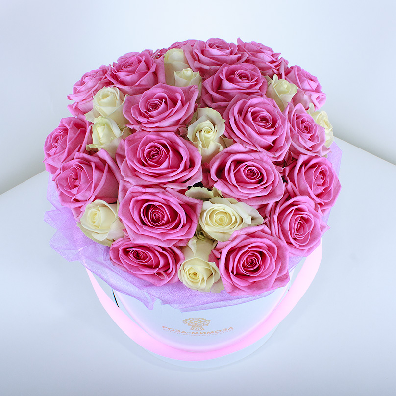 Фото Розовые и белые розы в белой коробке