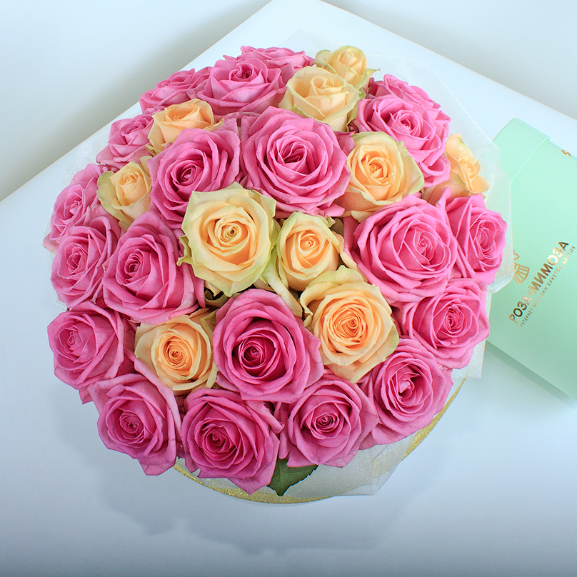 Фото Розовые и кремовые розы в кремовой коробке