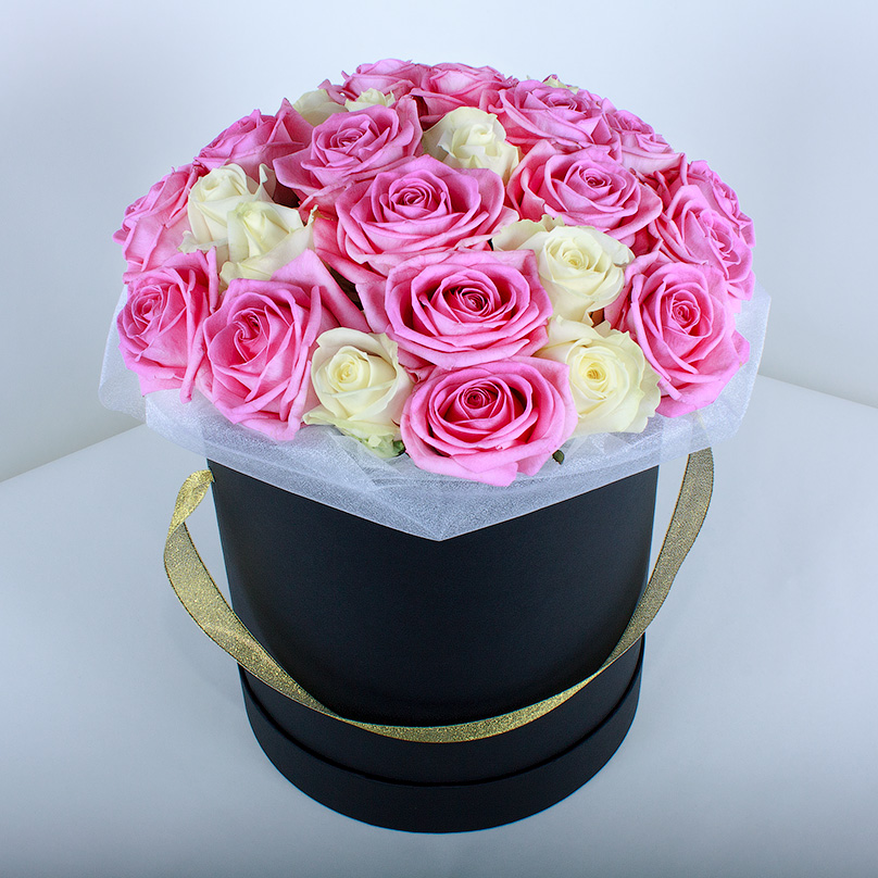 Фото Розовые и белые розы в черной коробке