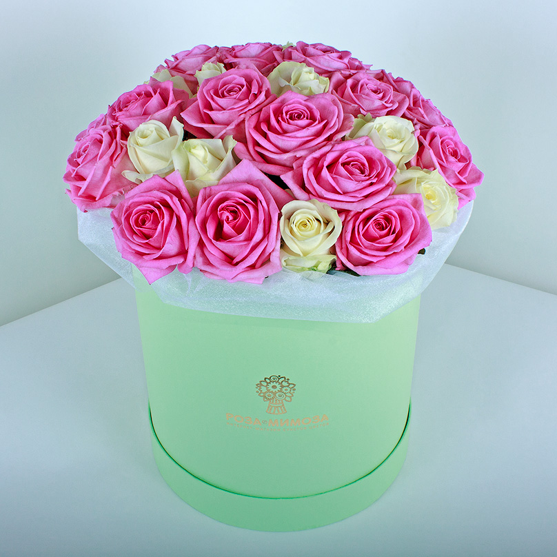 Фото Розовые и белые розы в зеленой коробке