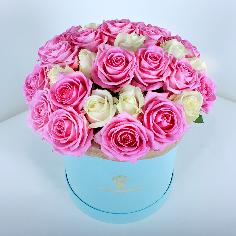 Фото Розовые и белые розы в голубой коробке