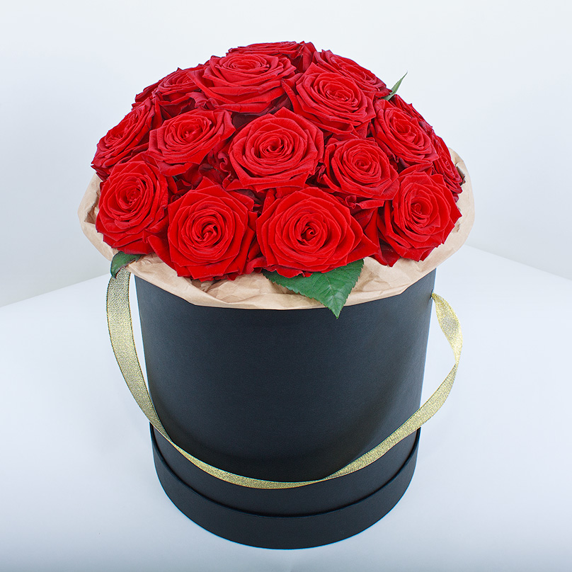 Фото Красные розы «Ред Наоми» в черной коробке