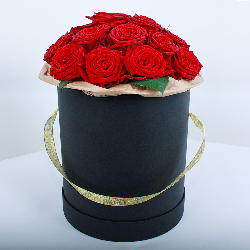 Фото Красные розы «Ред Наоми» в черной коробке