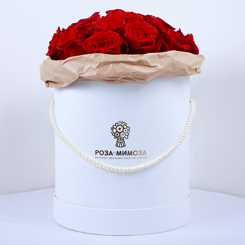 Фото Красные розы «Ред Наоми» в белой коробке