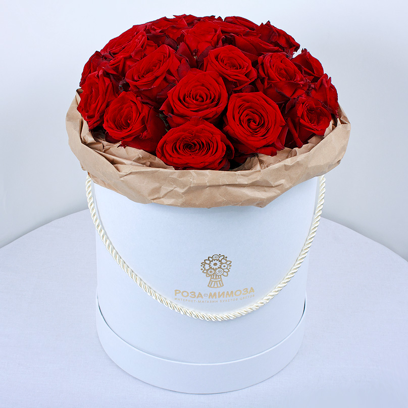 Фото Красные розы «Ред Наоми» в белой коробке