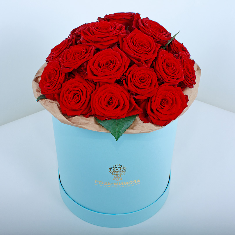 Фото Красные розы «Ред Наоми» в голубой коробке
