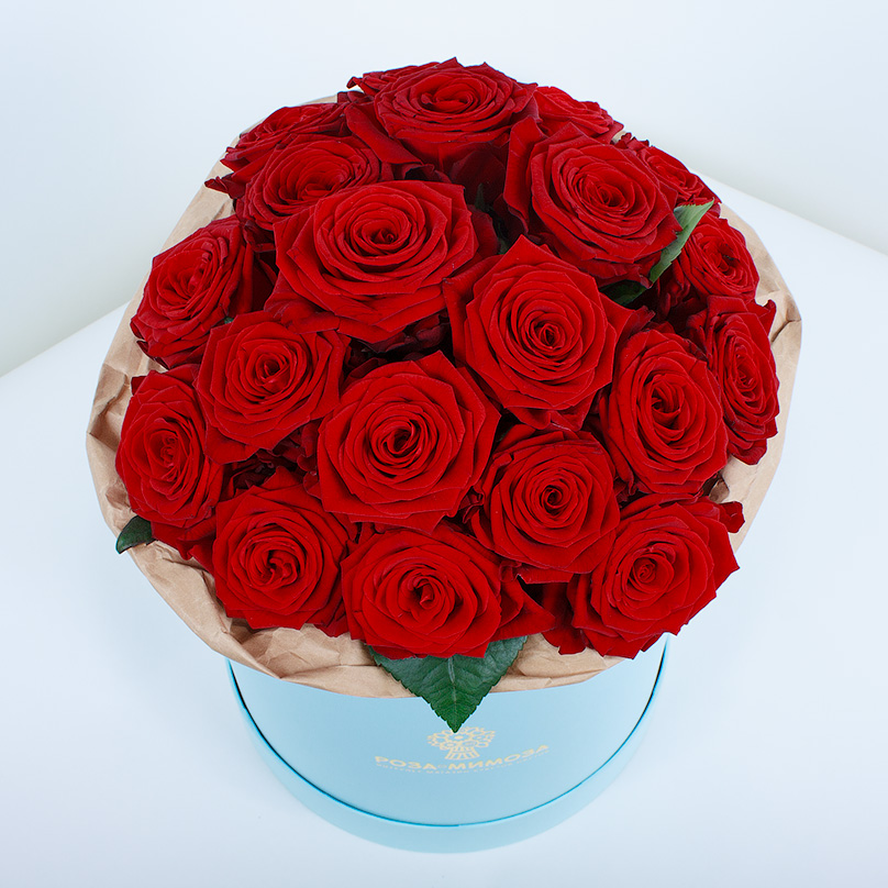 Фото Красные розы «Ред Наоми» в голубой коробке