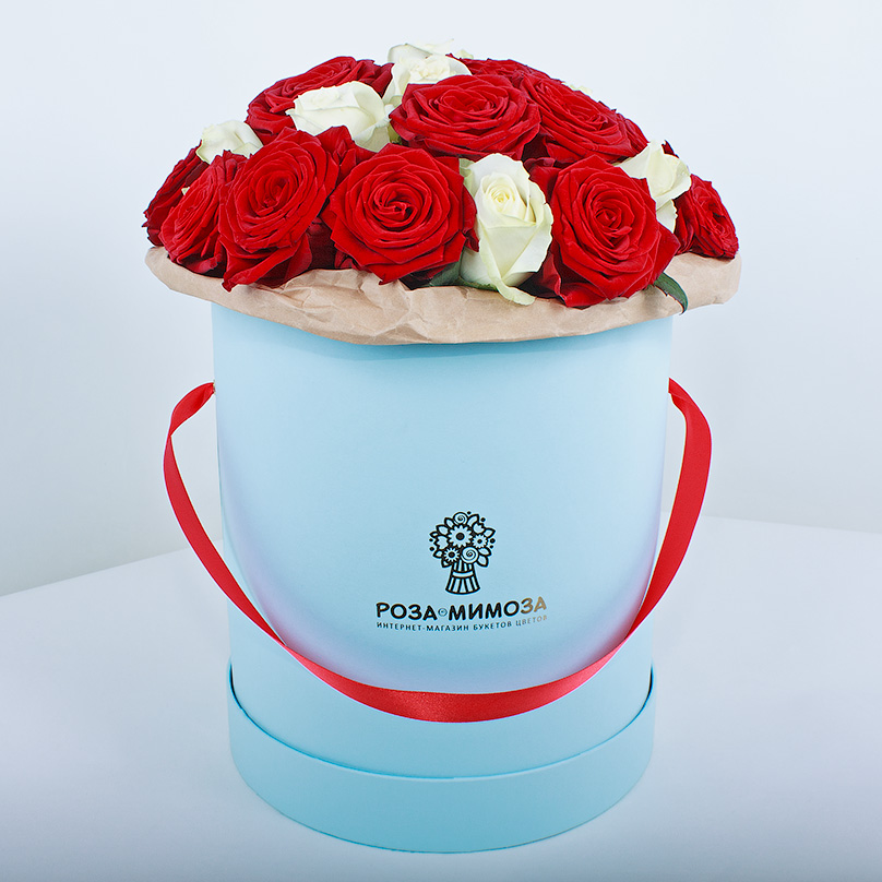 Фото Красные и белые розы в голубой коробке