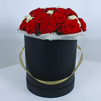 Красные и белые розы в черной коробке