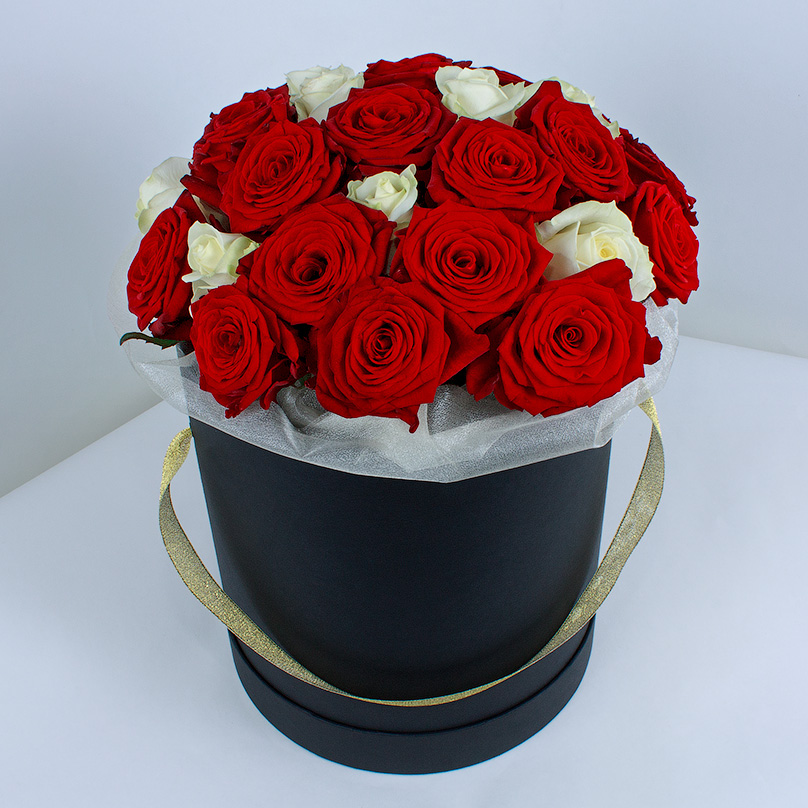 Фото Красные и белые розы в черной коробке