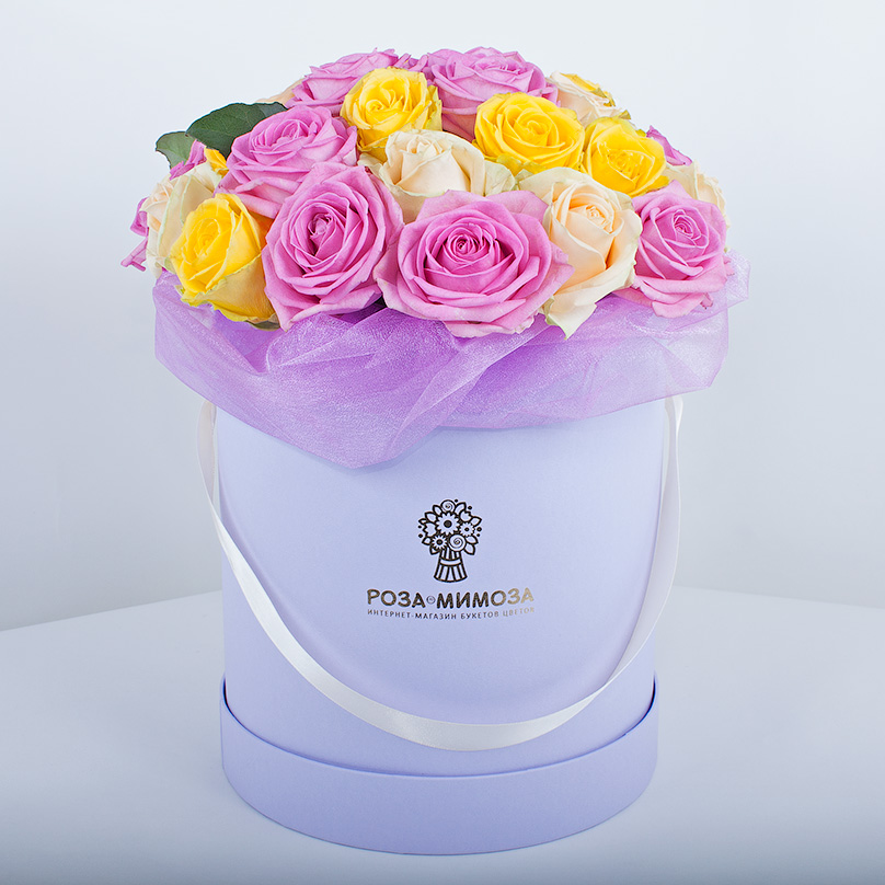 Фото Ассорти из роз в сиреневой коробке
