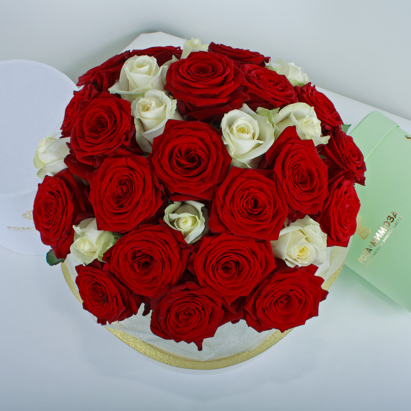 Фото Красные и белые розы в белой коробке