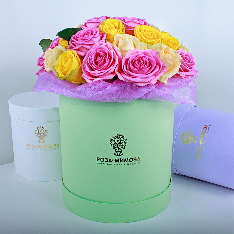 Фото Ассорти из роз в зеленой коробке