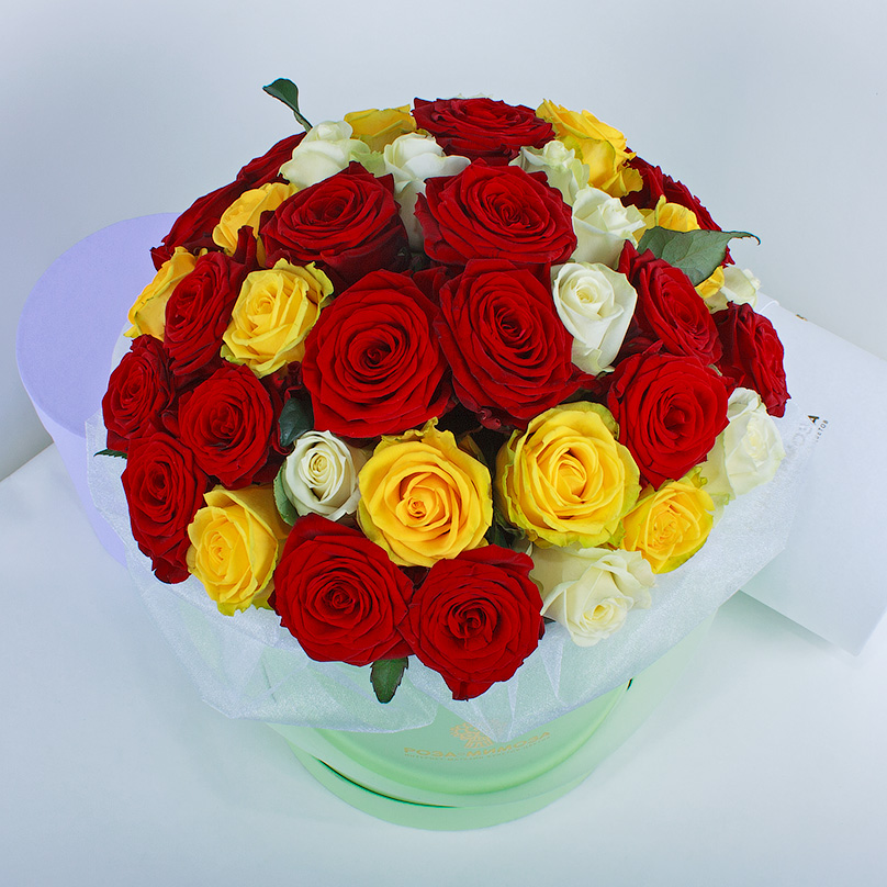 Фото Красные, желтые, белые розы в коробке
