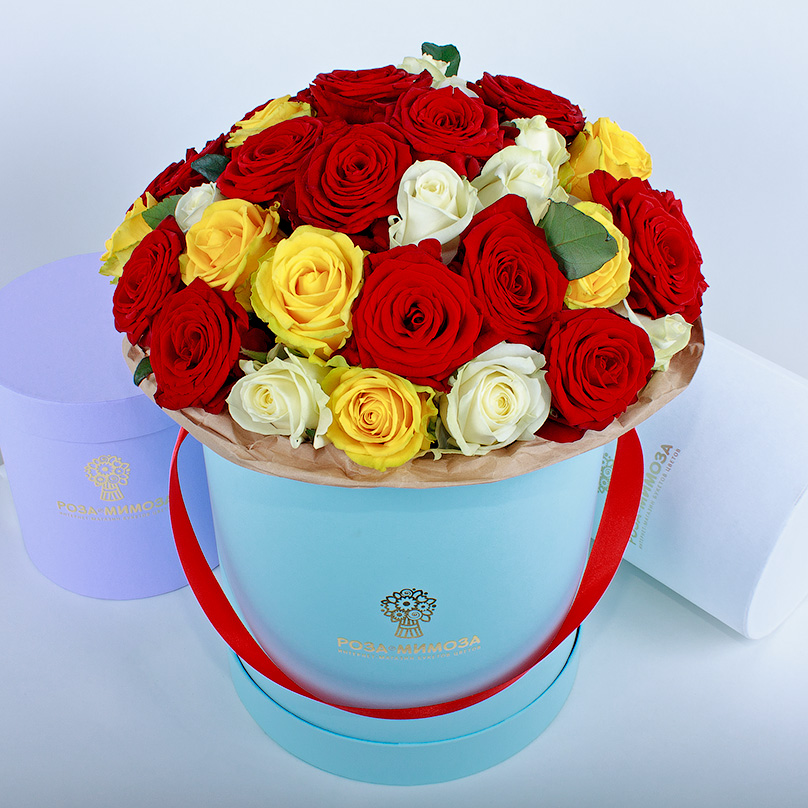 Фото Красные, желтые, белые розы в голубой коробке