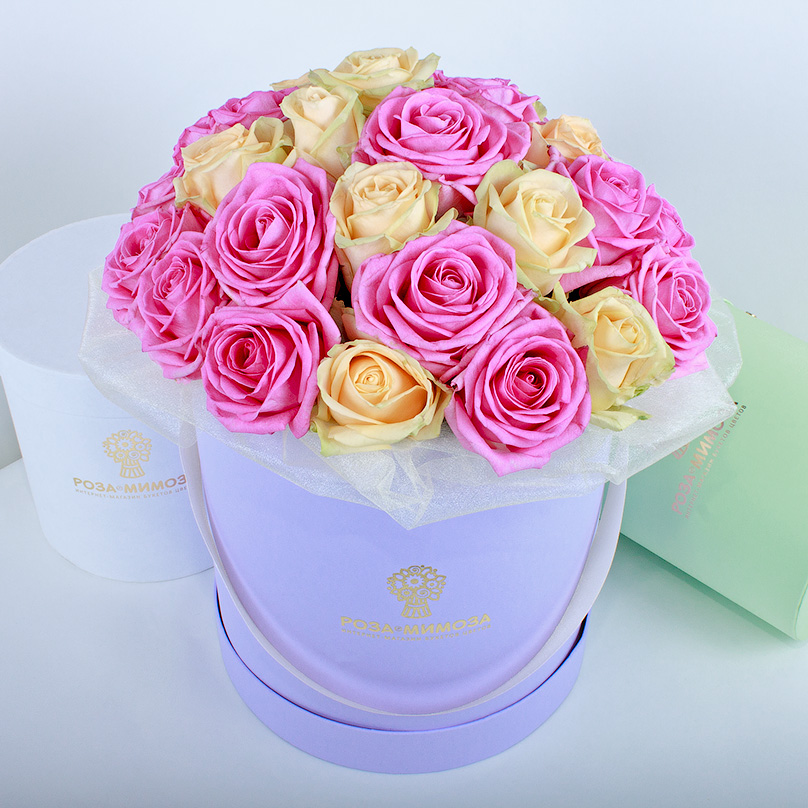 Фото Розовые и кремовые розы в сиреневой коробке
