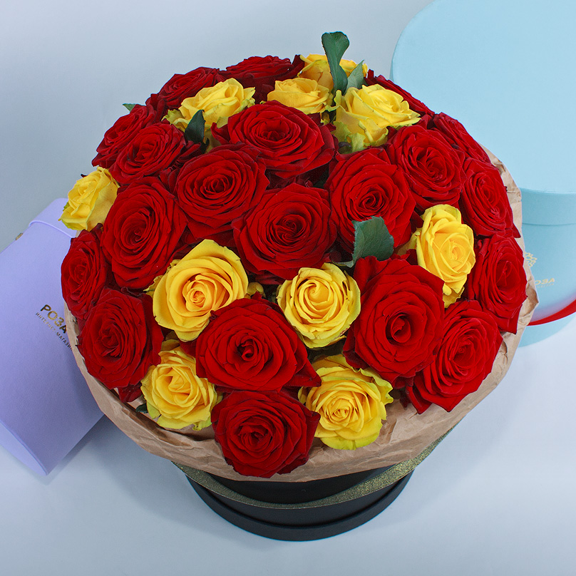 Фото Красные и желтые розы в черной коробке