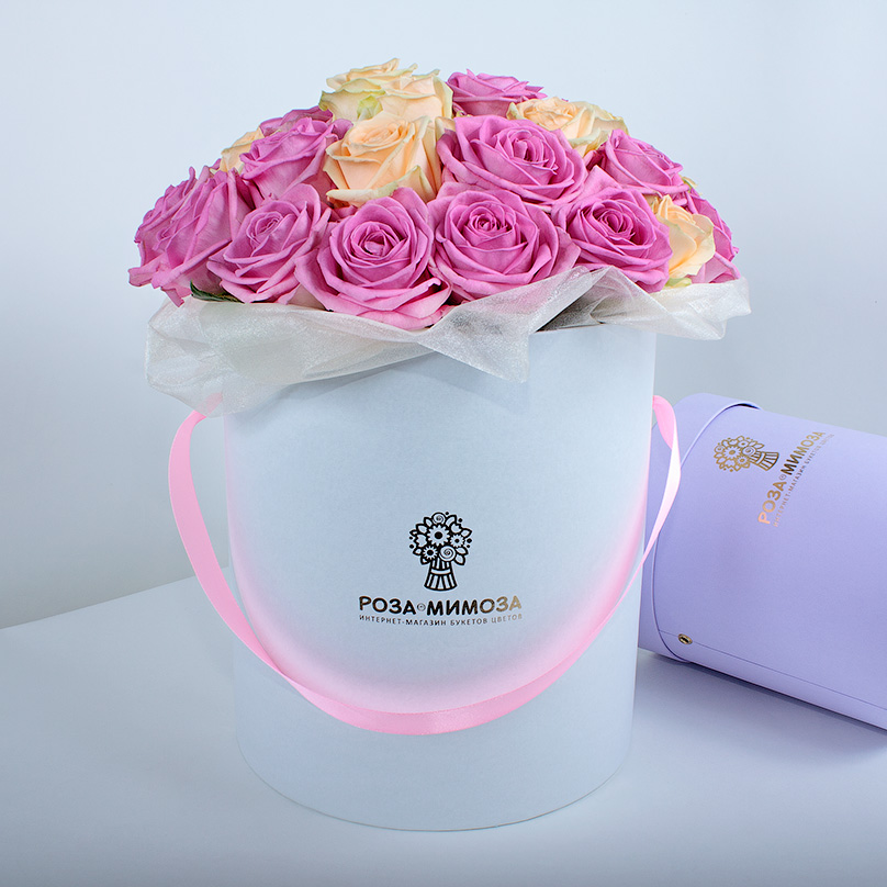 Фото Розовые и кремовые розы в белой коробке