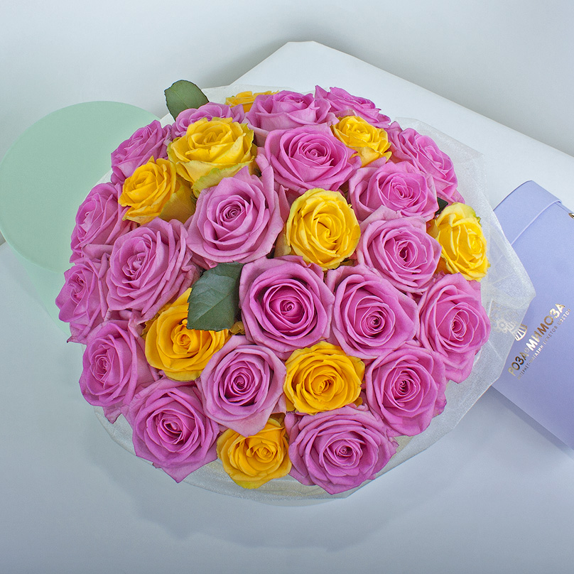 Фото Розовые и желтые розы в кремовой коробке