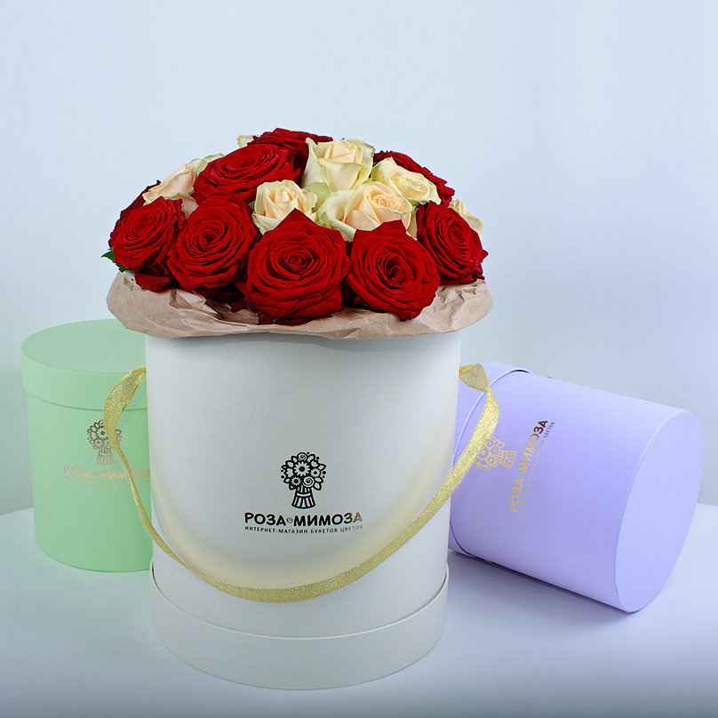 Фото Красные и кремовые розы в кремовой коробке