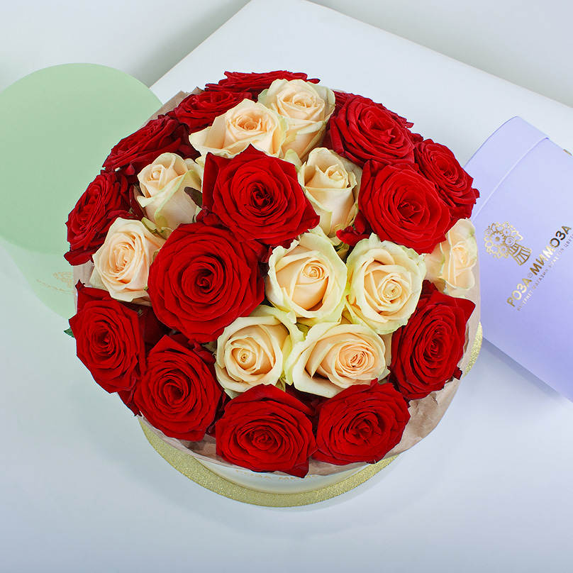Фото Красные и кремовые розы в кремовой коробке