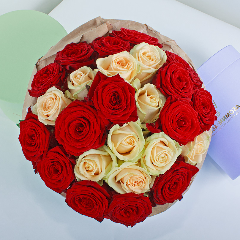 Фото Красные и кремовые розы в голубой коробке