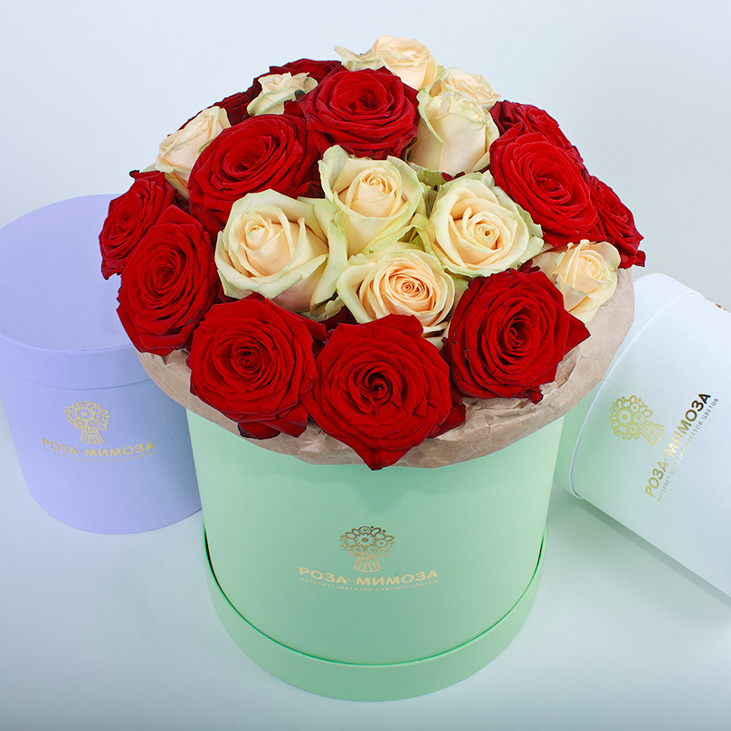 Фото Красные и кремовые розы в зеленой коробке