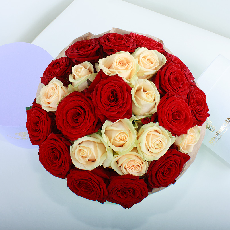 Фото Красные и кремовые розы в зеленой коробке