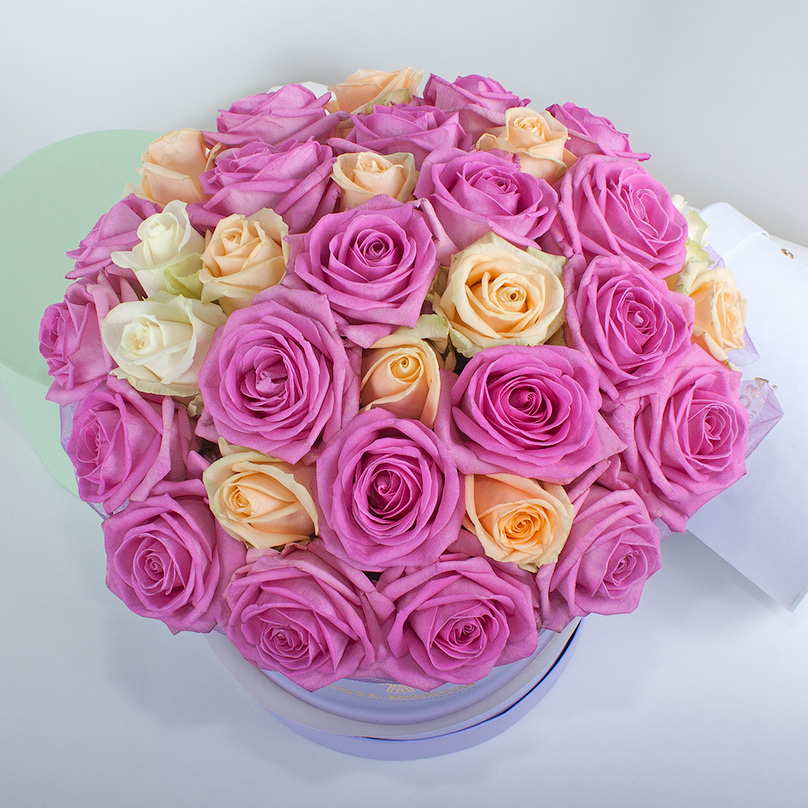Фото Розовые, кремовые, белые розы в сиреневой коробке