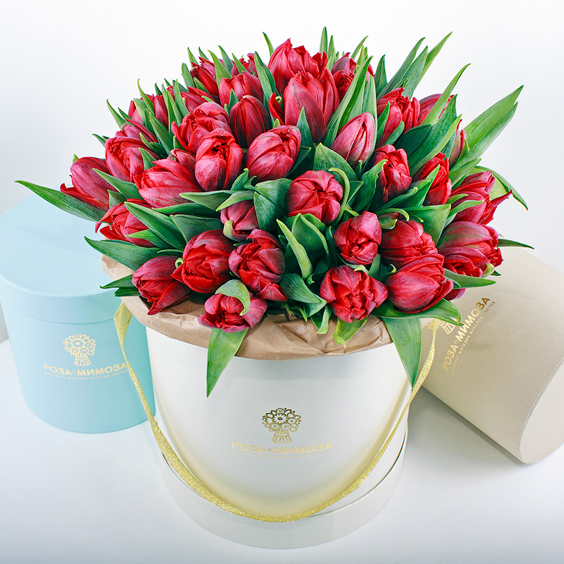 Фото Красные тюльпаны в кремовой коробке