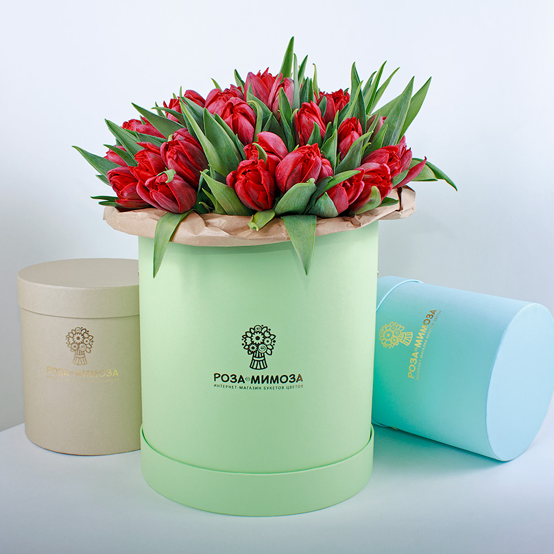 Фото Красные тюльпаны в зеленой коробке