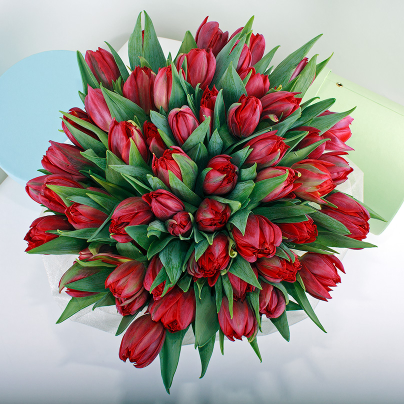 Фото Красные тюльпаны в крафтовой коробке