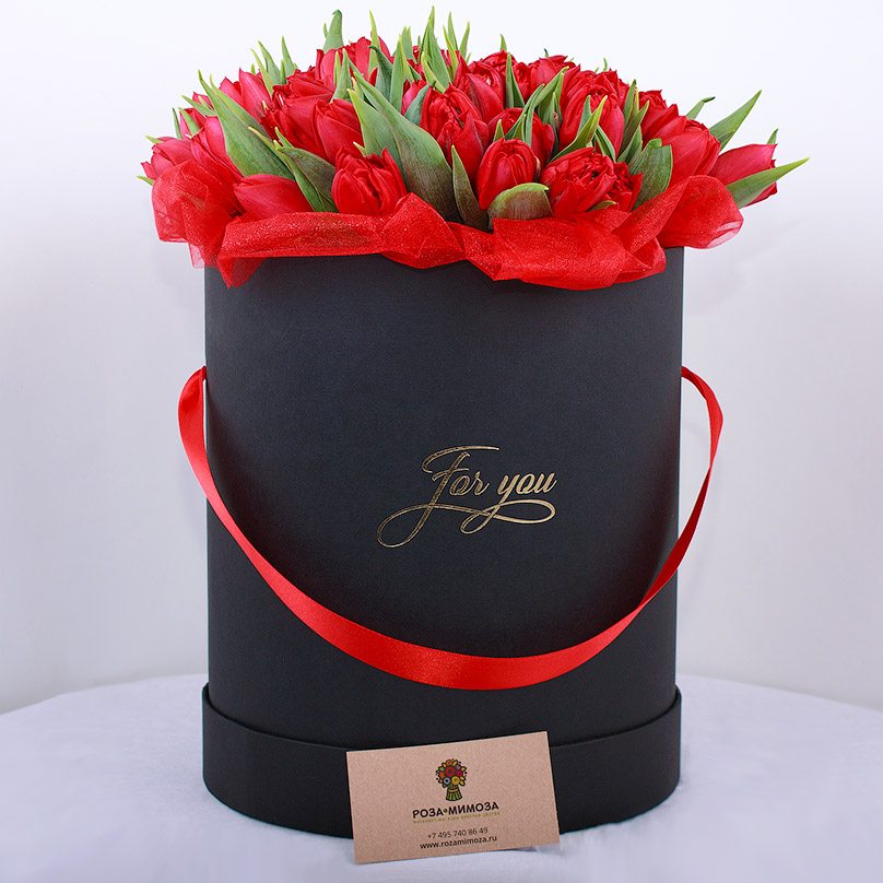 Фото Красные тюльпаны в черной коробке
