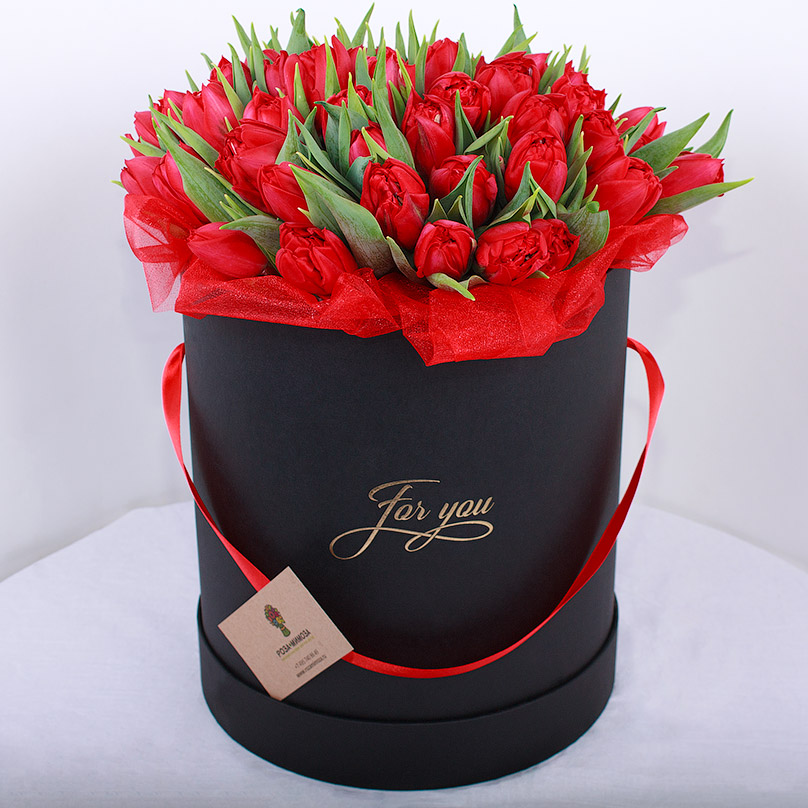 Фото Красные тюльпаны в черной коробке