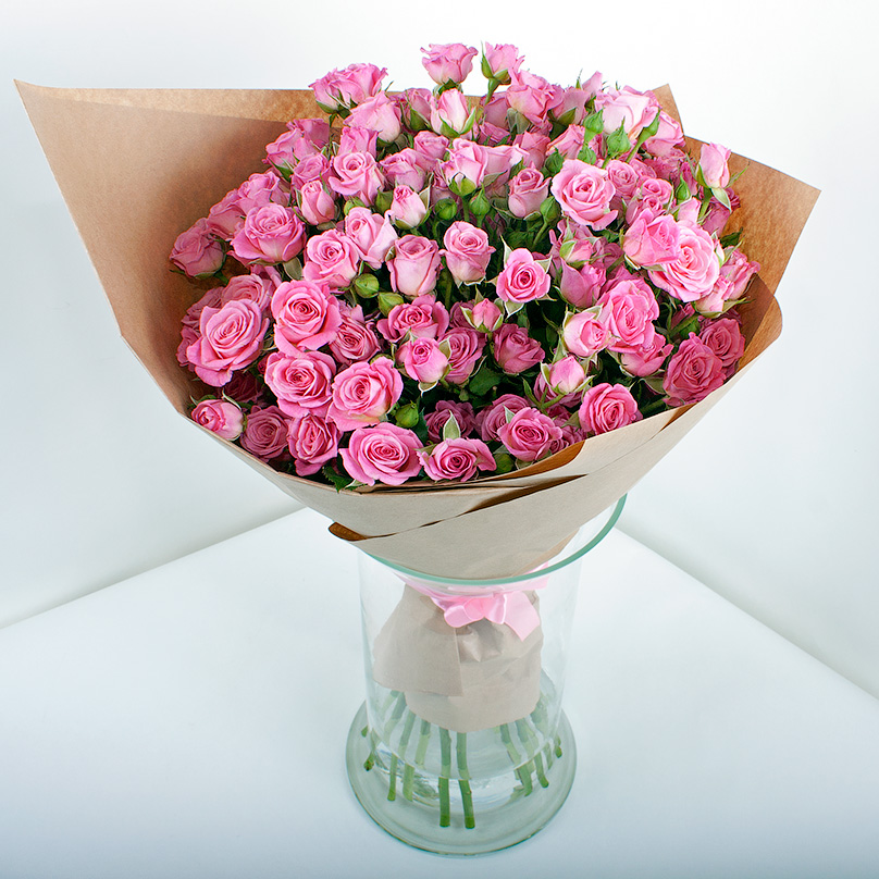 Фото 19 розовых кустовых роз в крафтовой бумаге