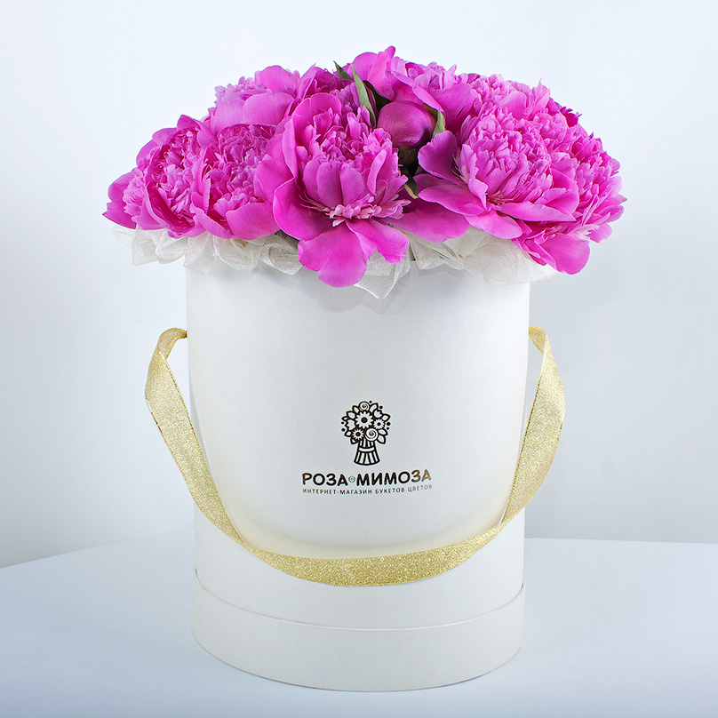 Фото Розовые пионы в белой коробке