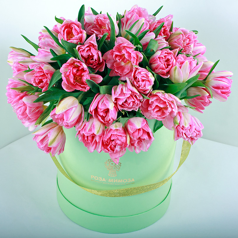 Фото 49 розовых пионовидных тюльпанов в коробке