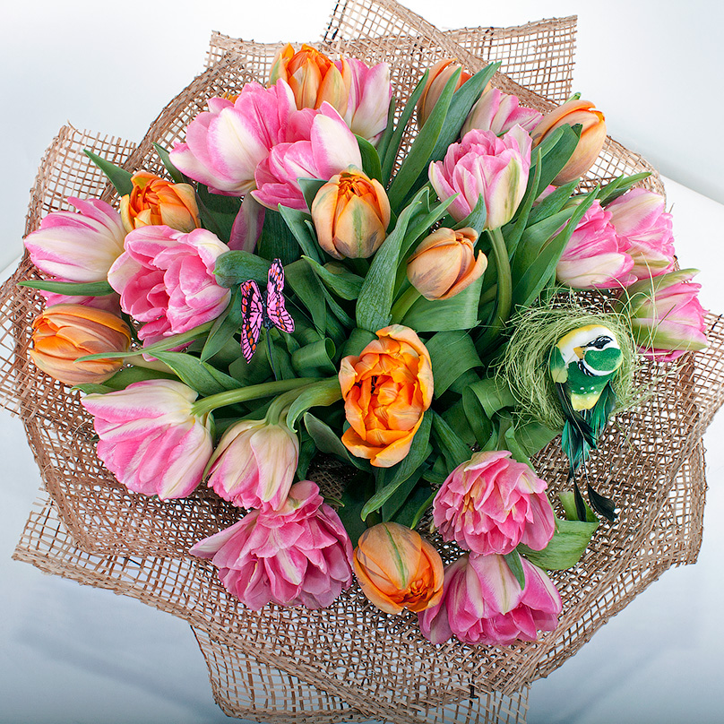 Фото Микс из розовых и оранжевых тюльпанов