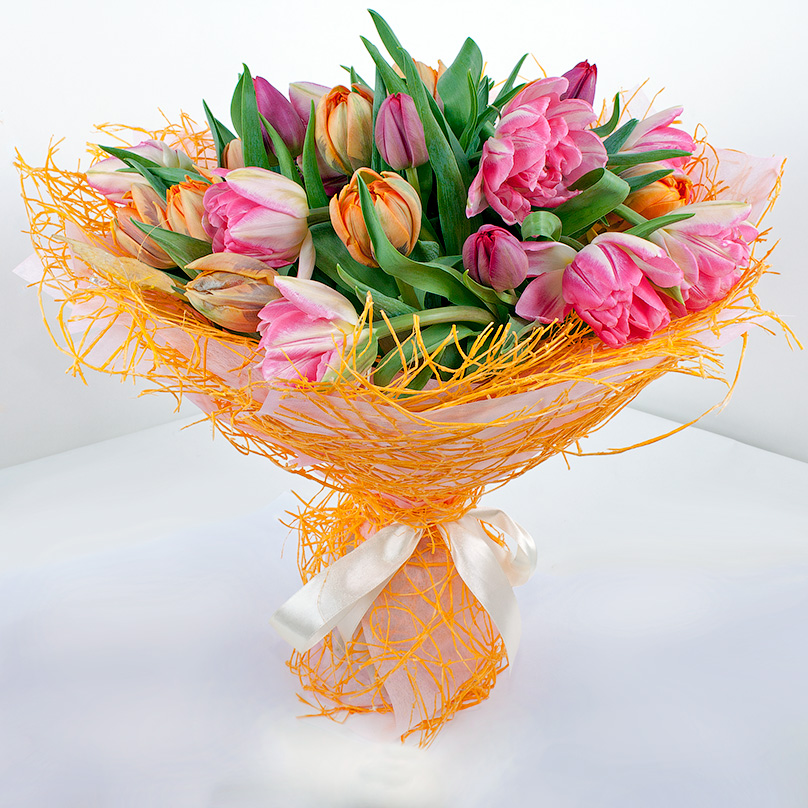 Фото Микс из розовых и оранжевых тюльпанов