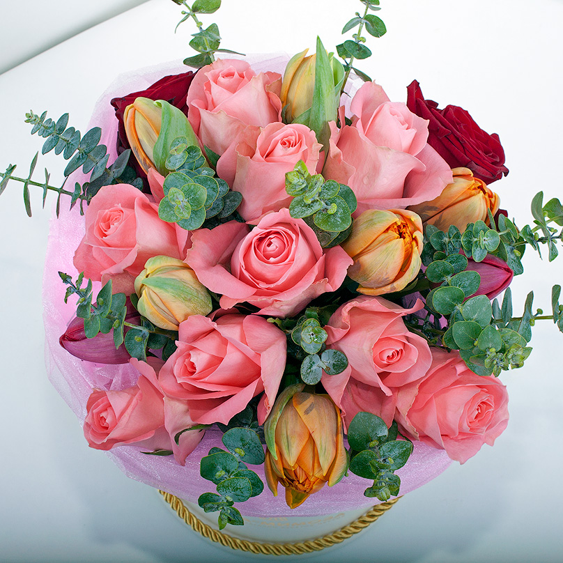 Фото Розы с тюльпанами и эвкалиптом в белой коробке