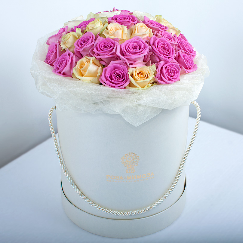 Фото Розовые, кремовые и белые розы в белой коробке