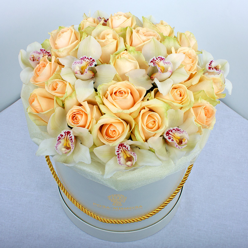 Фото Кремовые розы с орхидеями в белой коробке