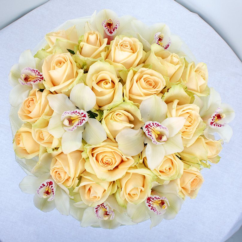 Фото Кремовые розы с орхидеями в белой коробке