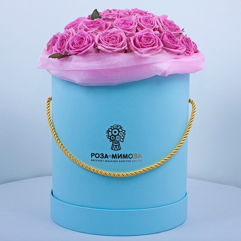 Фото Розовые розы «Аква» в голубой коробке
