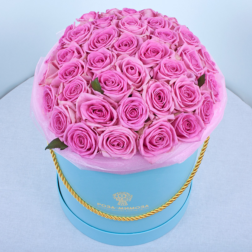 Фото Розовые розы «Аква» в голубой коробке
