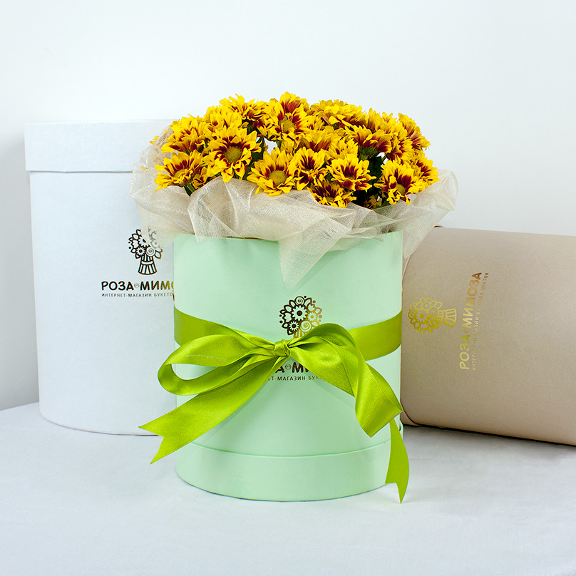Фото Мини-коробка с красно-желтыми кустовыми хризантемами